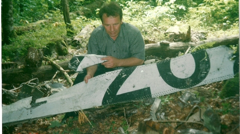 Enes Beganović pored dijela srušenog aviona Enes Beganović