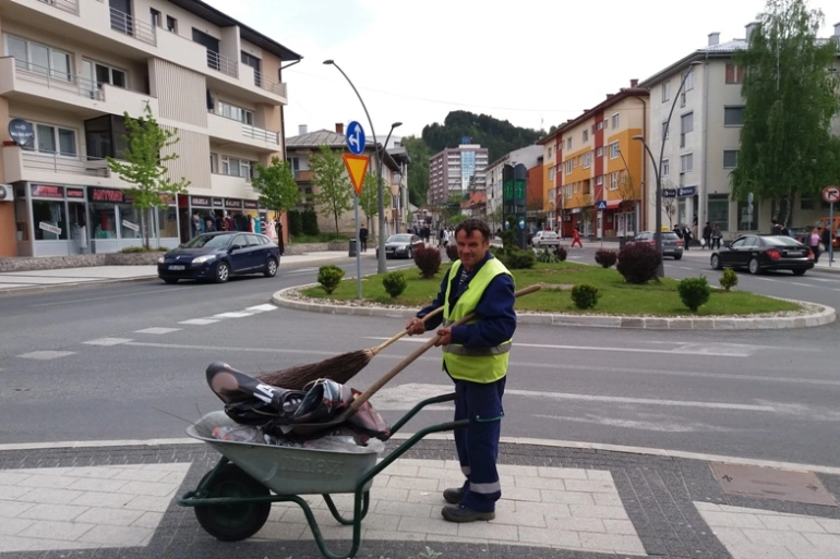 Huski nije mrsko ni prije šest ujutro zaredati parkovima i zaliti cvijeće (Ustupljeno Al Jazeeri)