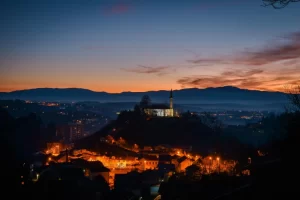 Nastanak ove džamije veže se za dolazak Ferhat paše Sokolovića 1576. godine u Cazin (Ustupljeno Al Jazeeri)