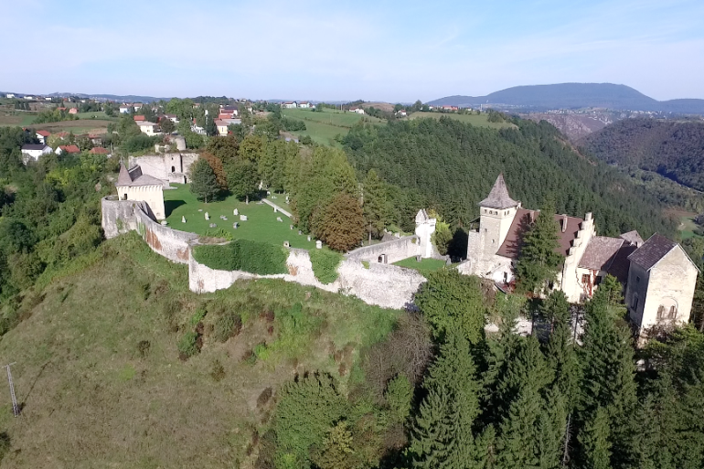 U proteklom ratu oštećeno je nekoliko skulptura u drevnom gradu Ostrožac (Ismar Ružnić)